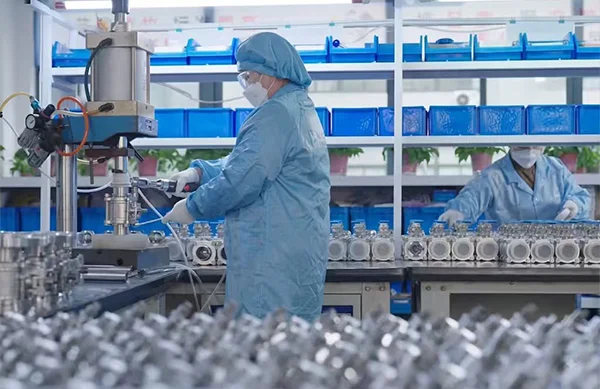 Dingyue jette les bases de la qualité des vannes de niveau hygiénique grâce à une fabrication précise.